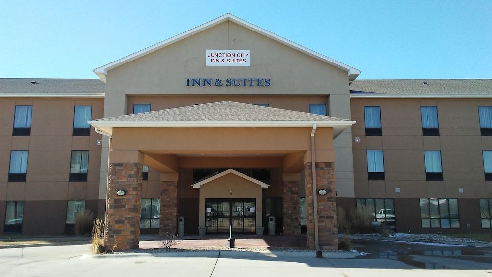 Holiday Inn Express and Suites - Junction City, Kansas 1/35