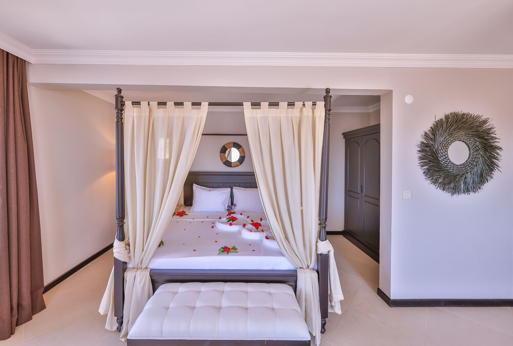 Hill House - Adults Only 13/50