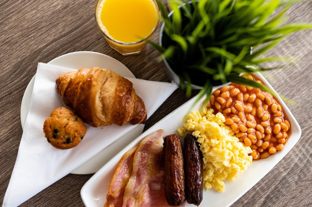 Holiday Inn Express Cardiff Airport 17/27