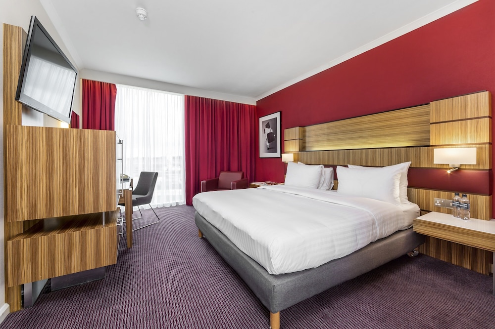 Superior, King Bed, Runway View