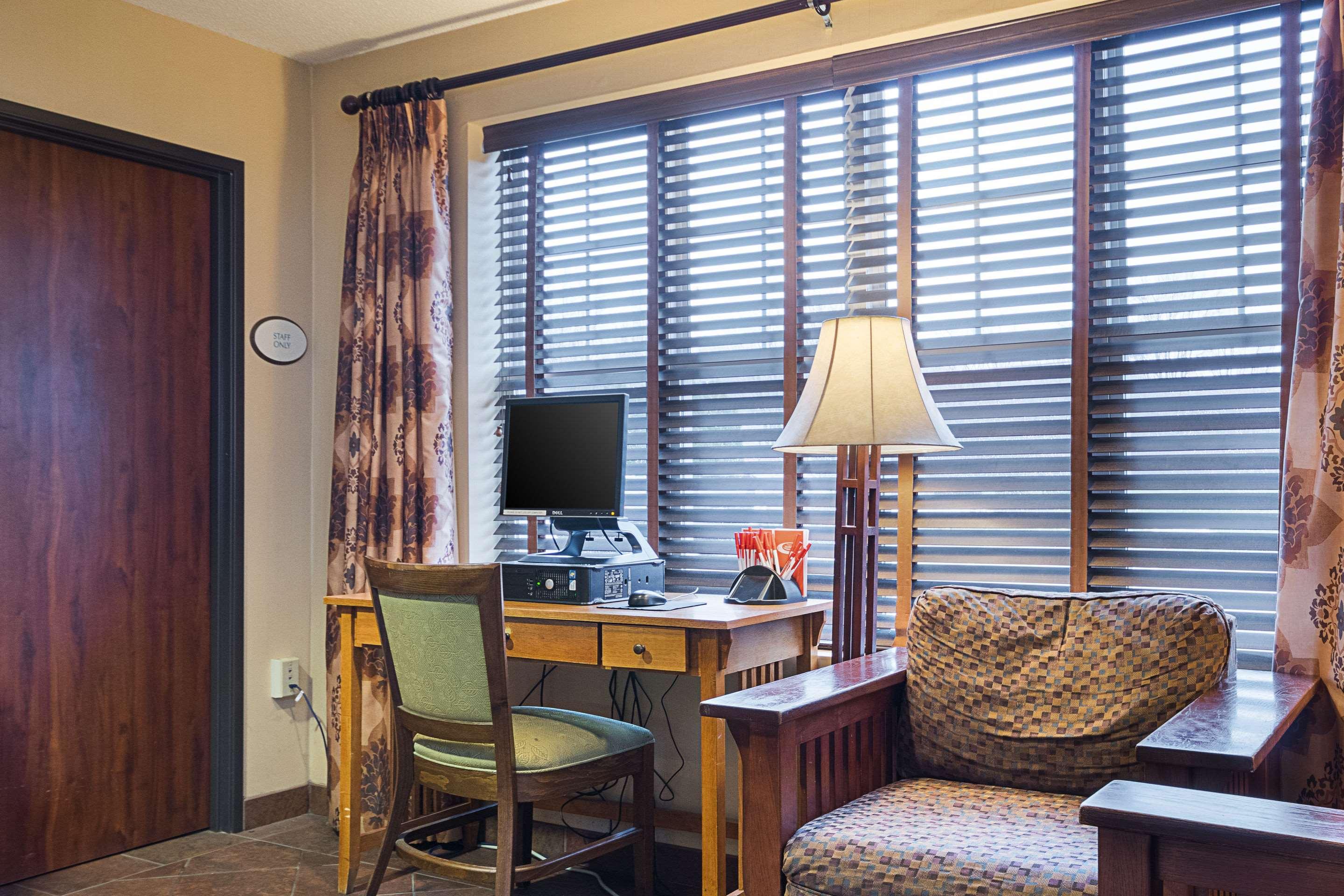 Econo Lodge 32/41