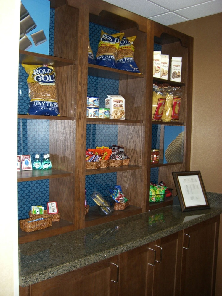 Hampton Inn Suites Pueblo North 2/42