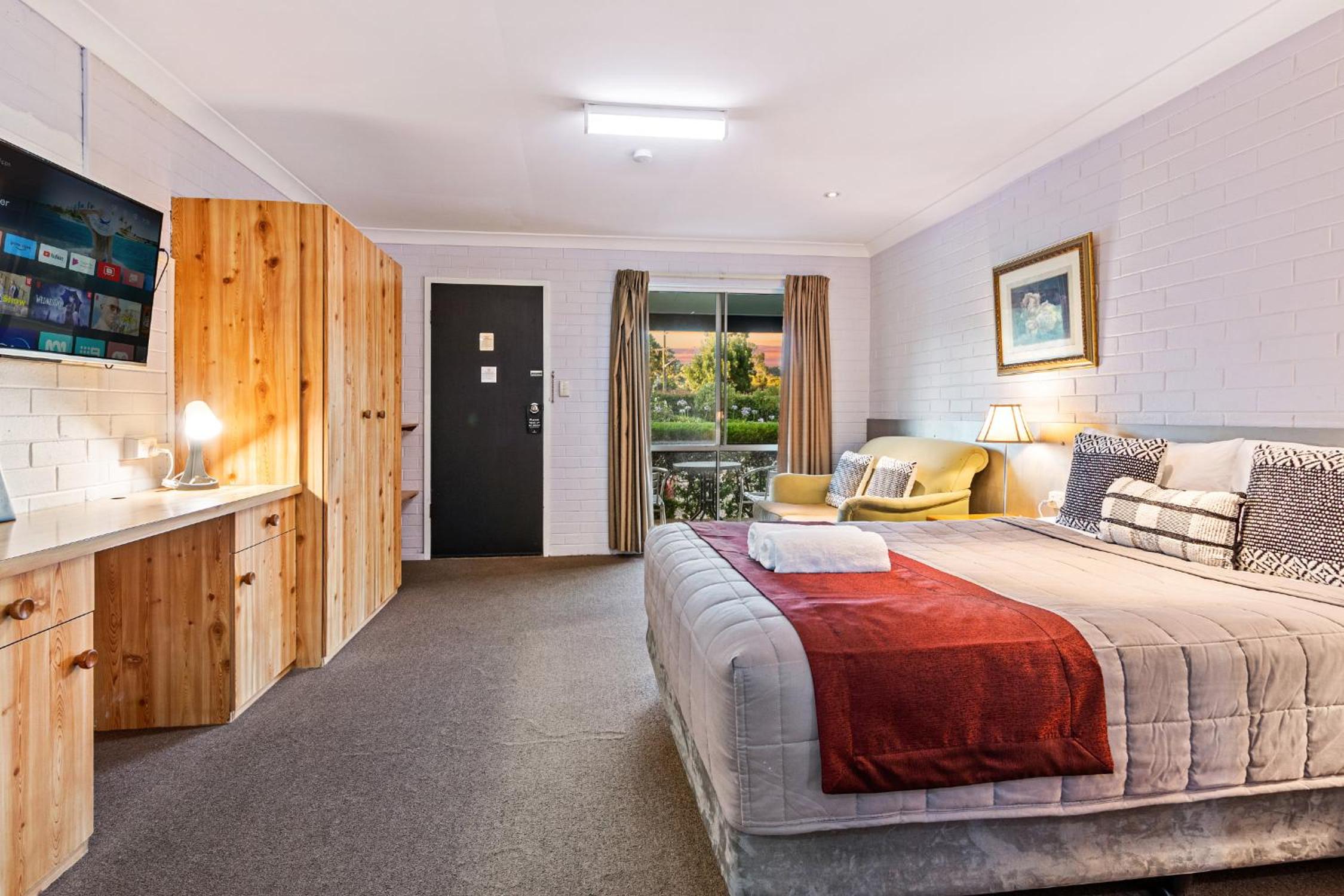 Studio, Queen Bed