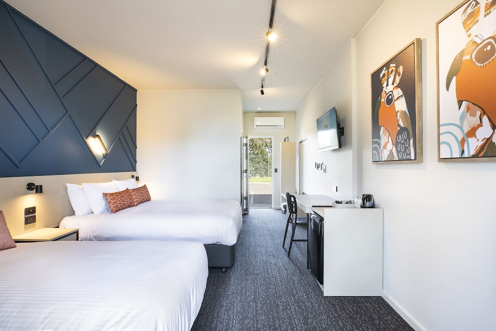 Sandown Park Hotel 6/42