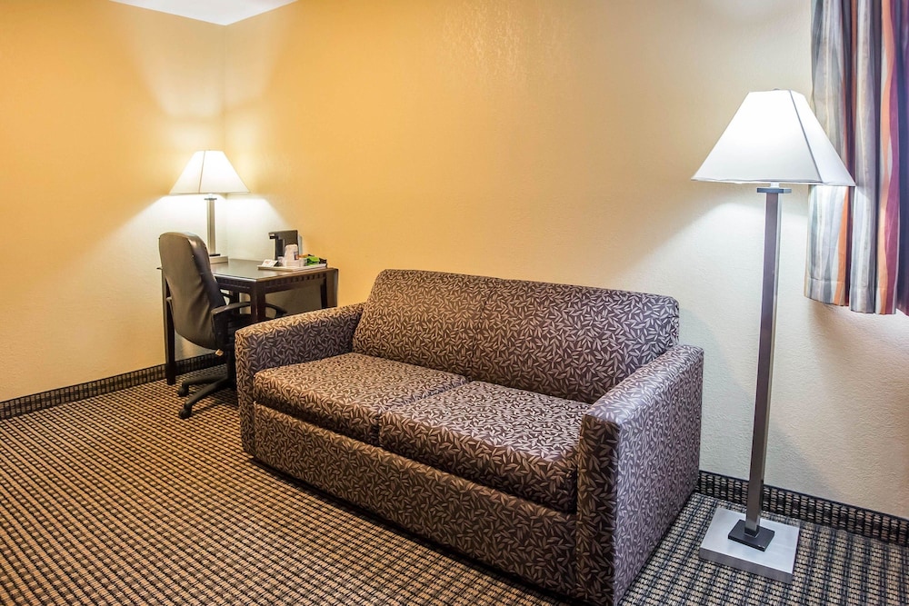 Econo Lodge Inn & Suites Monroe, MI 23/36