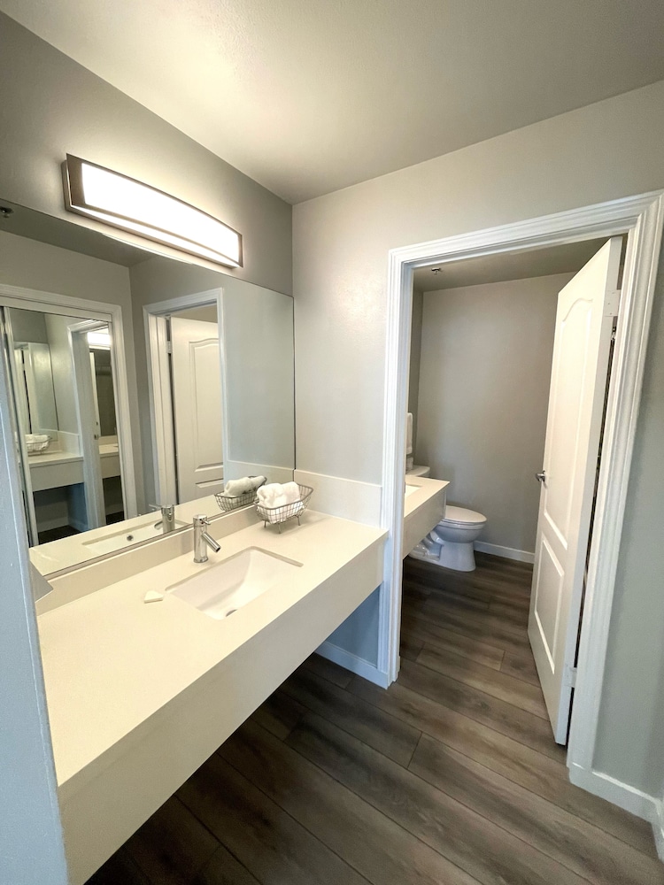 Tides Inn Suites 75/75