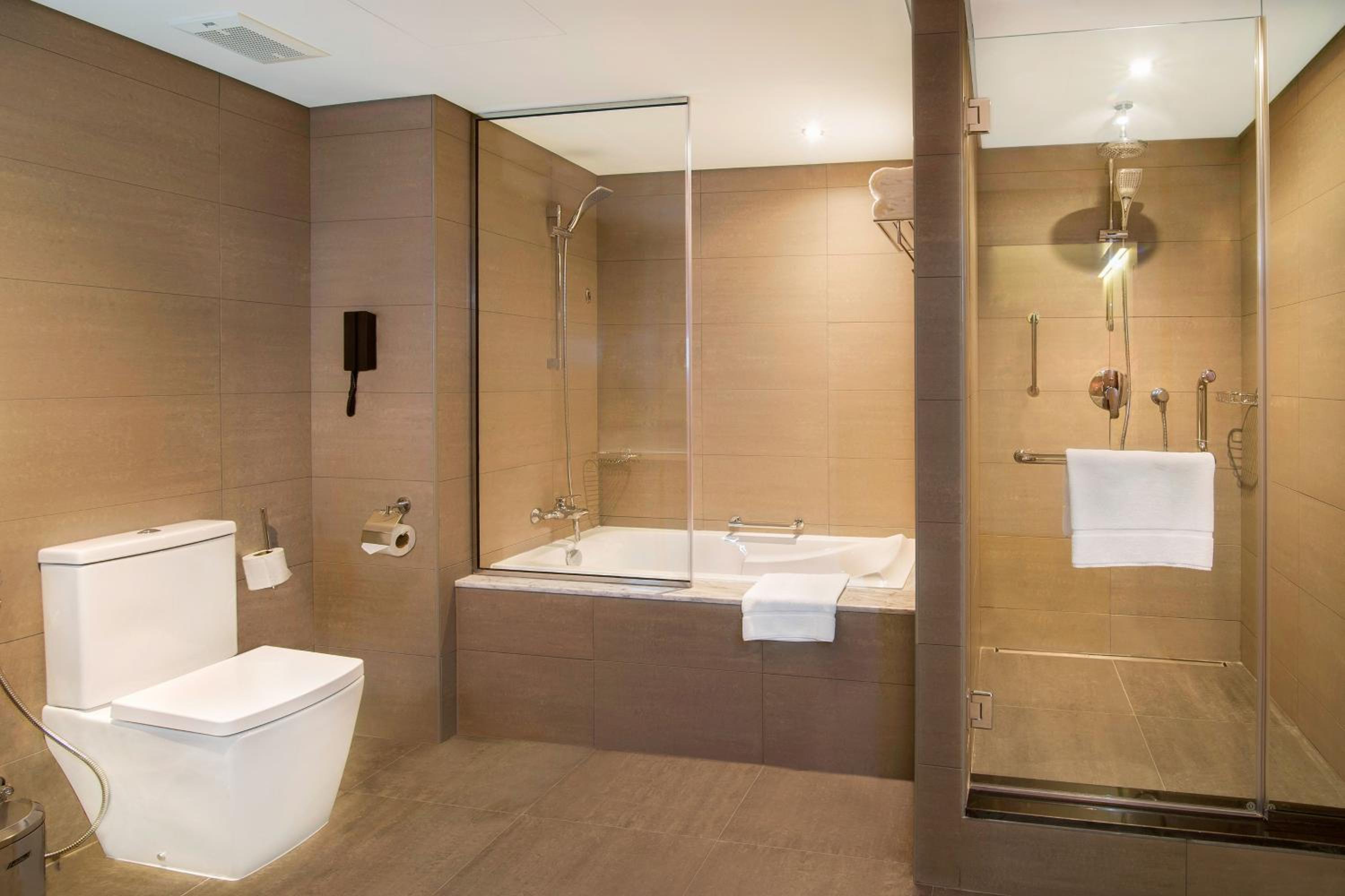 جناح جونيور مع دخول صالة النادي، Le Meridien Abu Dhabi 3/5