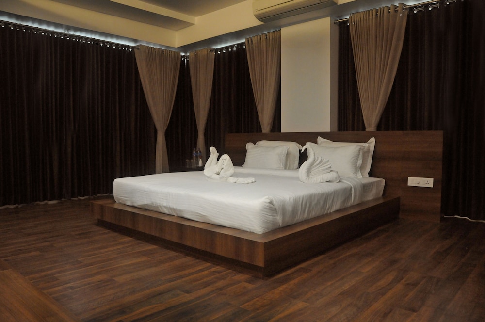 Hotel 3 Leaves Kolhapur 10/30
