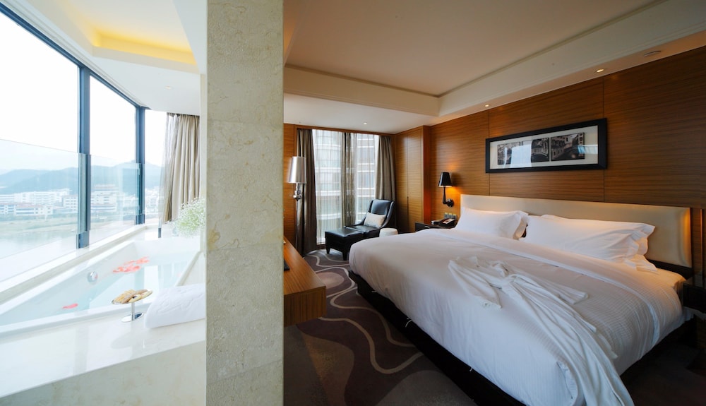 Dw Hotels 50/50