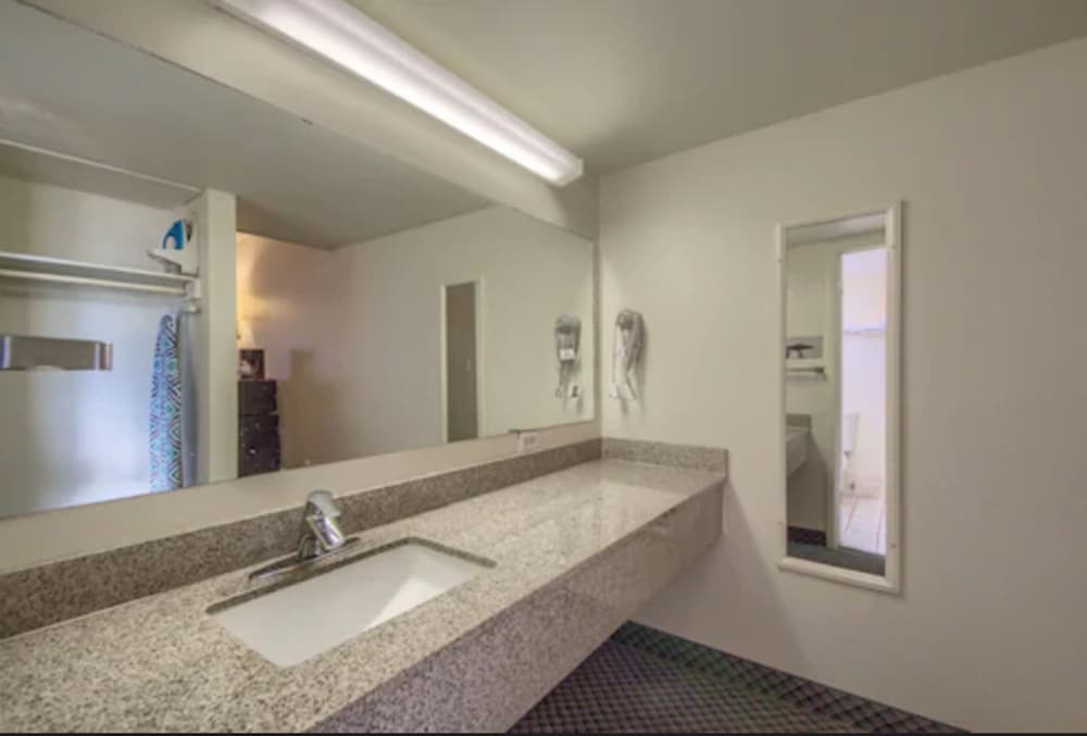 Americas Best Value Inn Uvalde 13/31