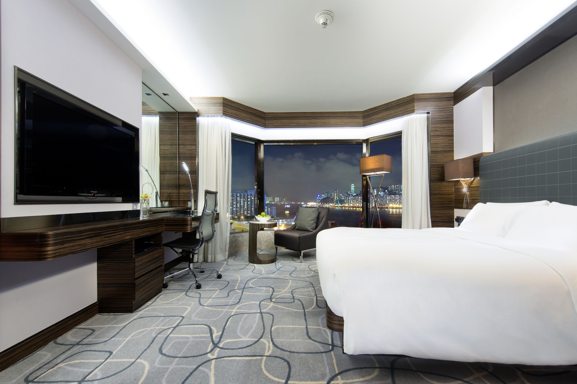 Residence Club Harbour View Room (with Club Lounge Access), New World Millennium Hong Kong 6/10