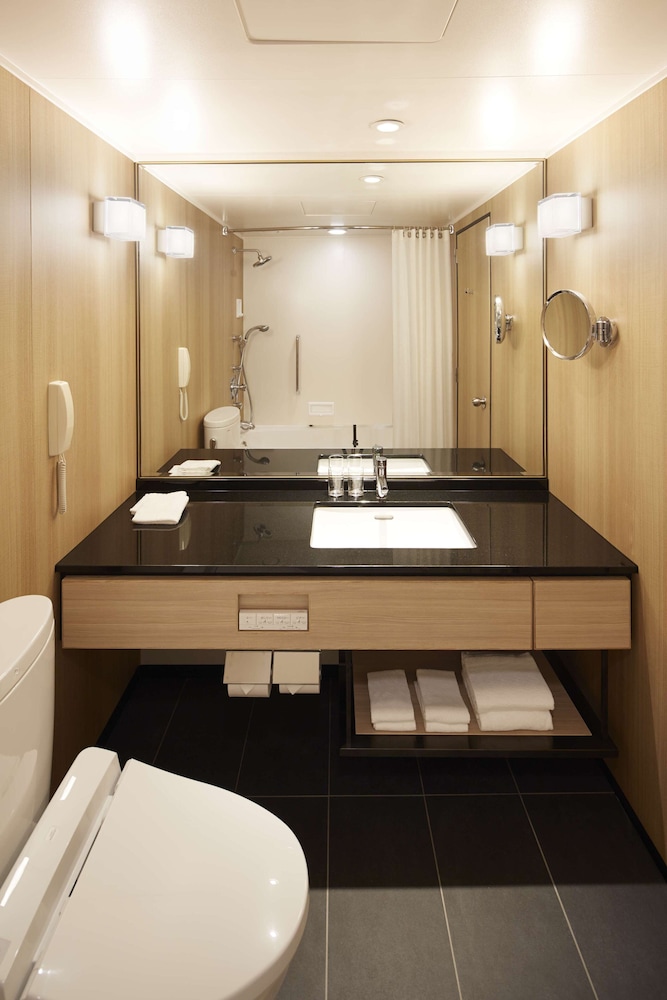 Hilton Tokyo Bay 28/76