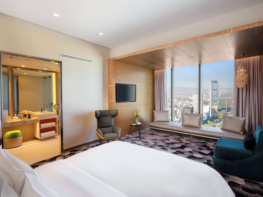 Junior Suite, King Bed, Resident View, Executive Level, Club Lounge Access