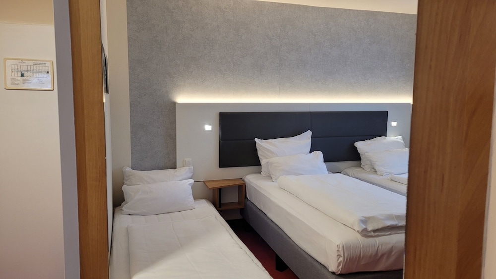 Standard, 3 Beds, Tulip Inn Frankfurt Airport 4/6