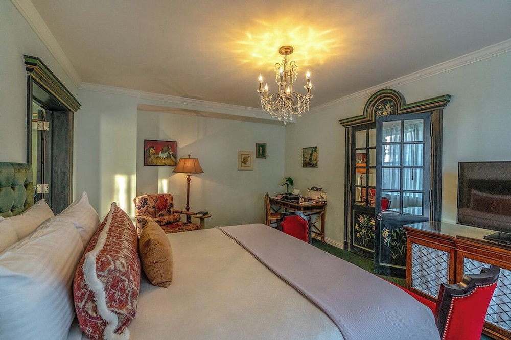 CALLIOPE, SUPERIOR, SUITE, KING BED