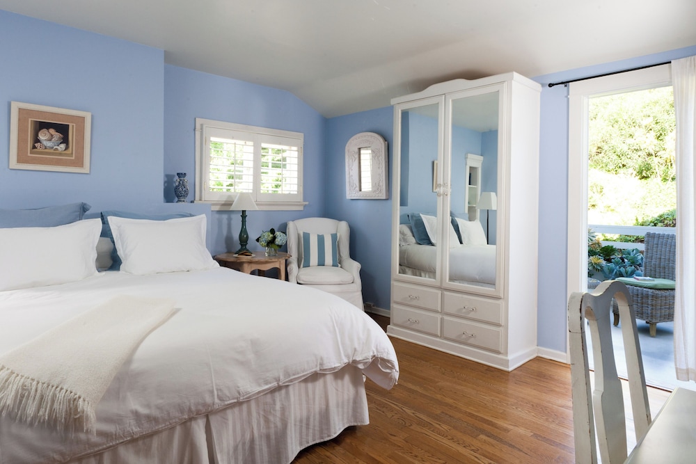 ROOM, KING BED, BALCONY
