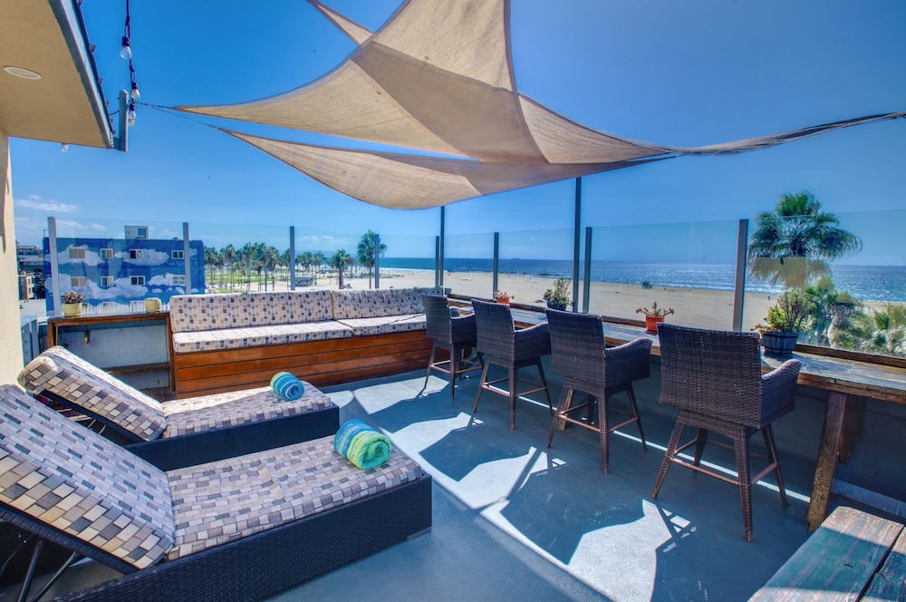 Venice Breeze Suites 25/54