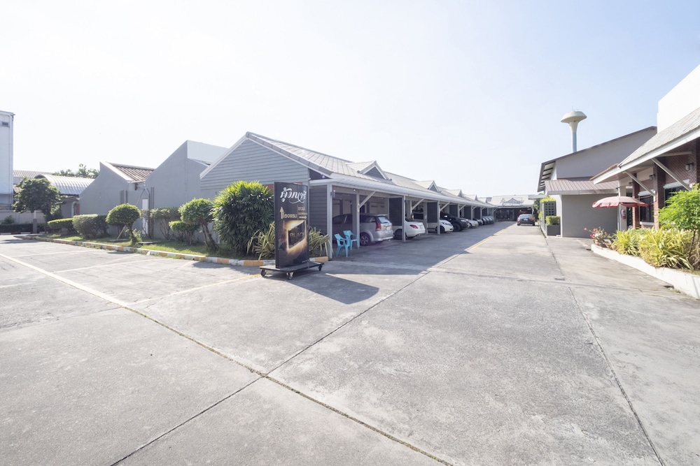 OYO 75382 Chonburi Hotel 41/42