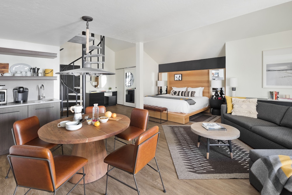 Continuum Hotel 25/50