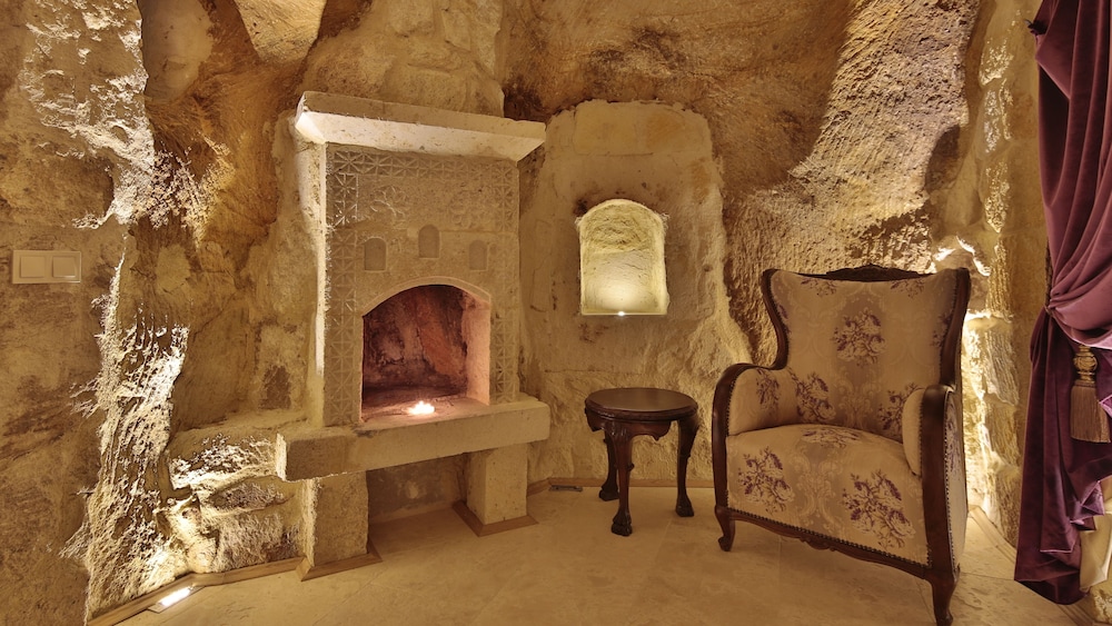 Golden Cave Suites 28/55