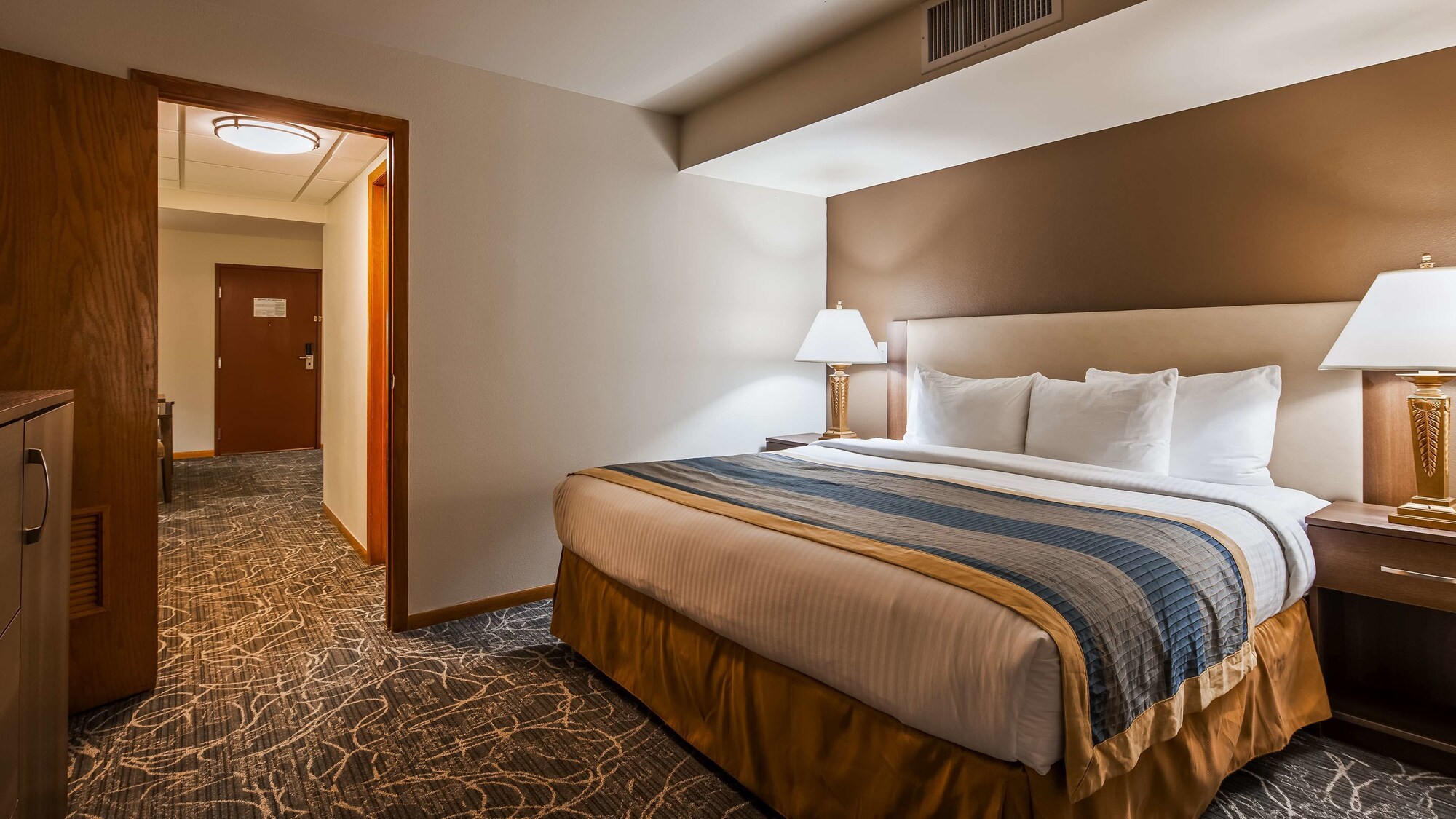 SUITE, KING BED, SOFA, LIVING AREA, KITCHENETTE