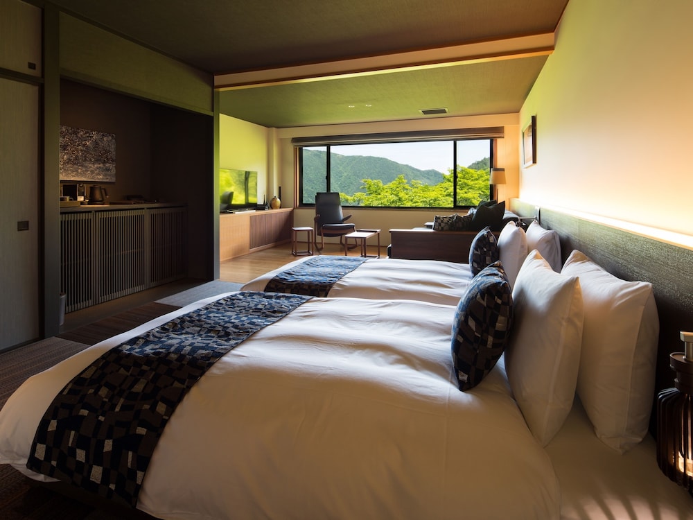 HOLLYWOOD, SUPERIOR, TWIN BEDS
