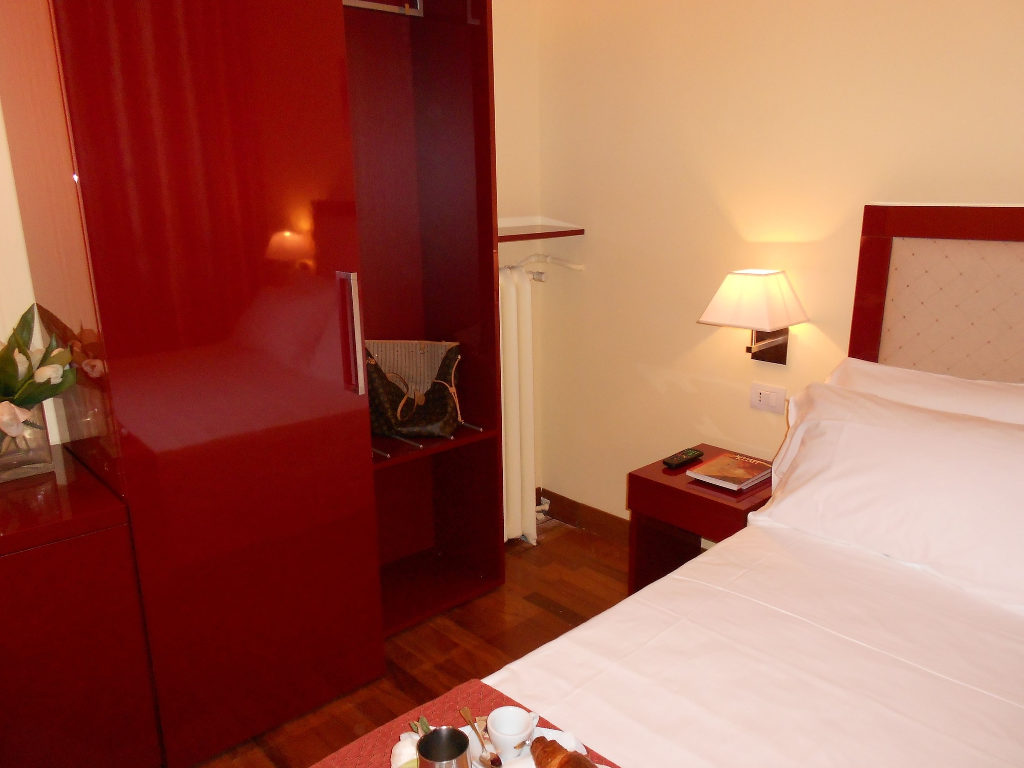 ROOM, TWIN BEDS