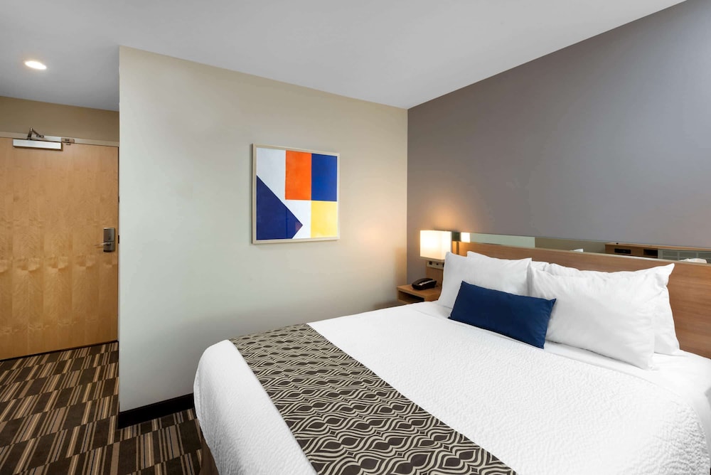 Microtel Inn and Suites by Wyndham Farmington 16/30