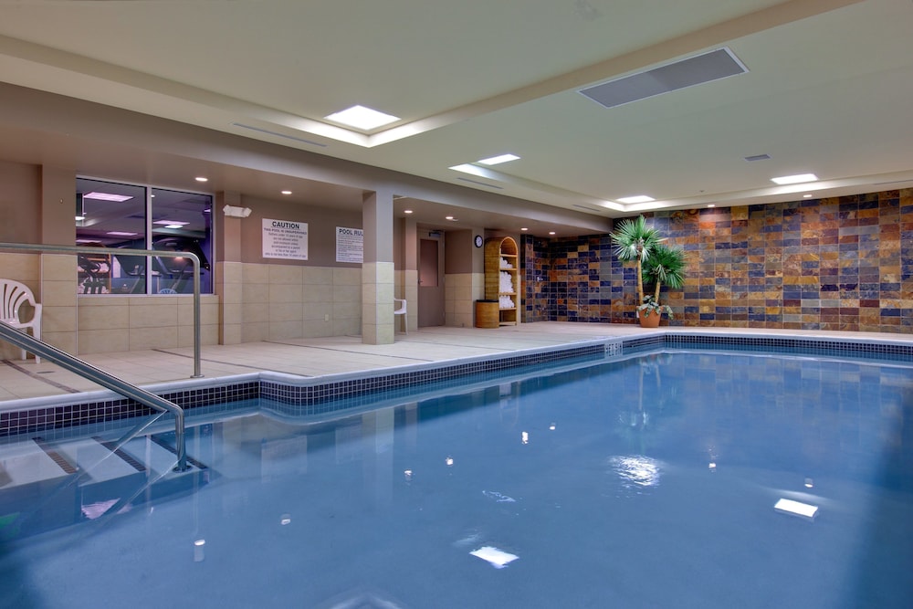 Holiday Inn Express Suites Chatham South 3/75