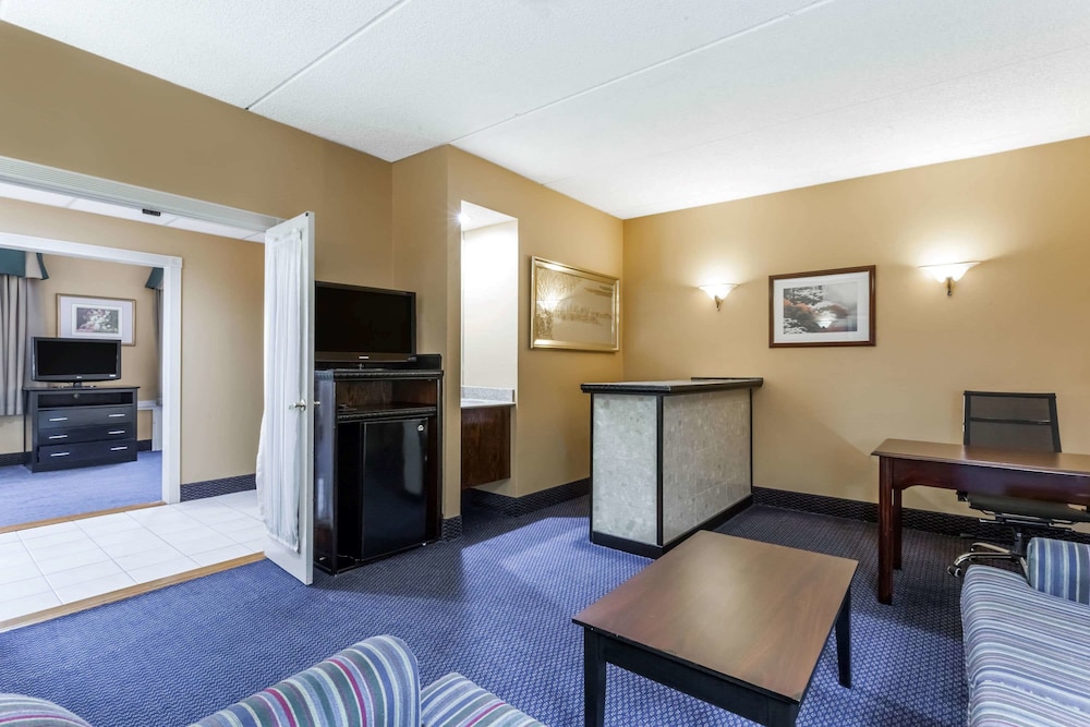 Ramada By Wyndham Newburgh/West Point 26/46