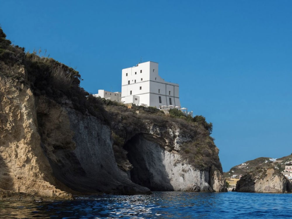 Hotel Torre Dei Borboni 58/72