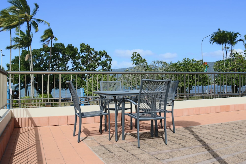 Cairns Aquarius 70/72