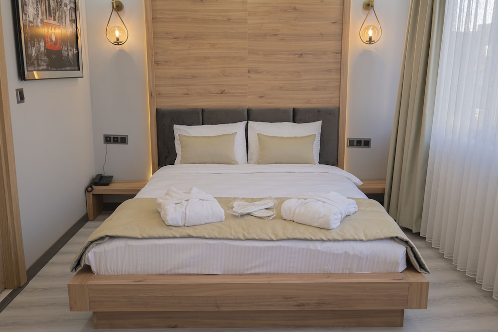 DELUXE, KING BED