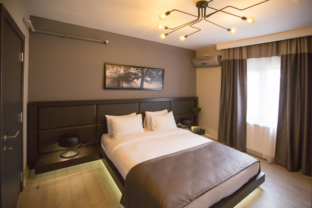 2 BEDROOMS, SUITE