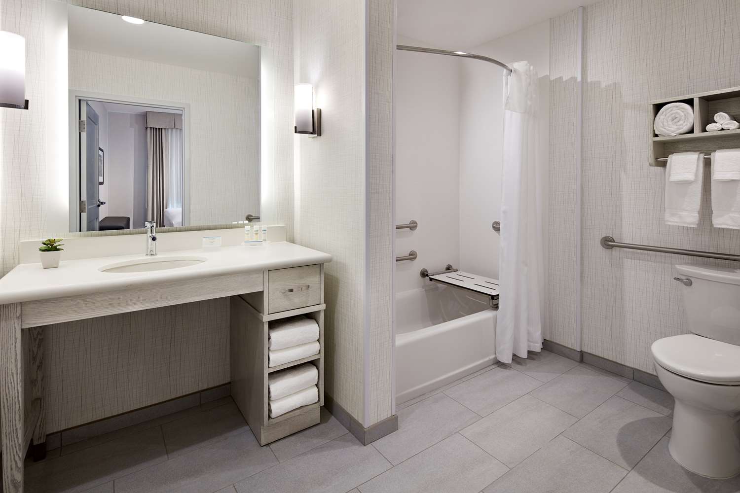 جناح بسريرين كوين بحوض استحمام لذوي الإعاقة، Homewood Suites by Hilton Long Beach Airport 3/3