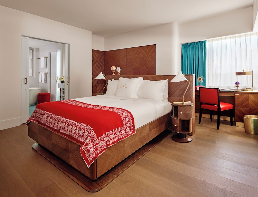 Junior Suite, Queen Bed, Bay View