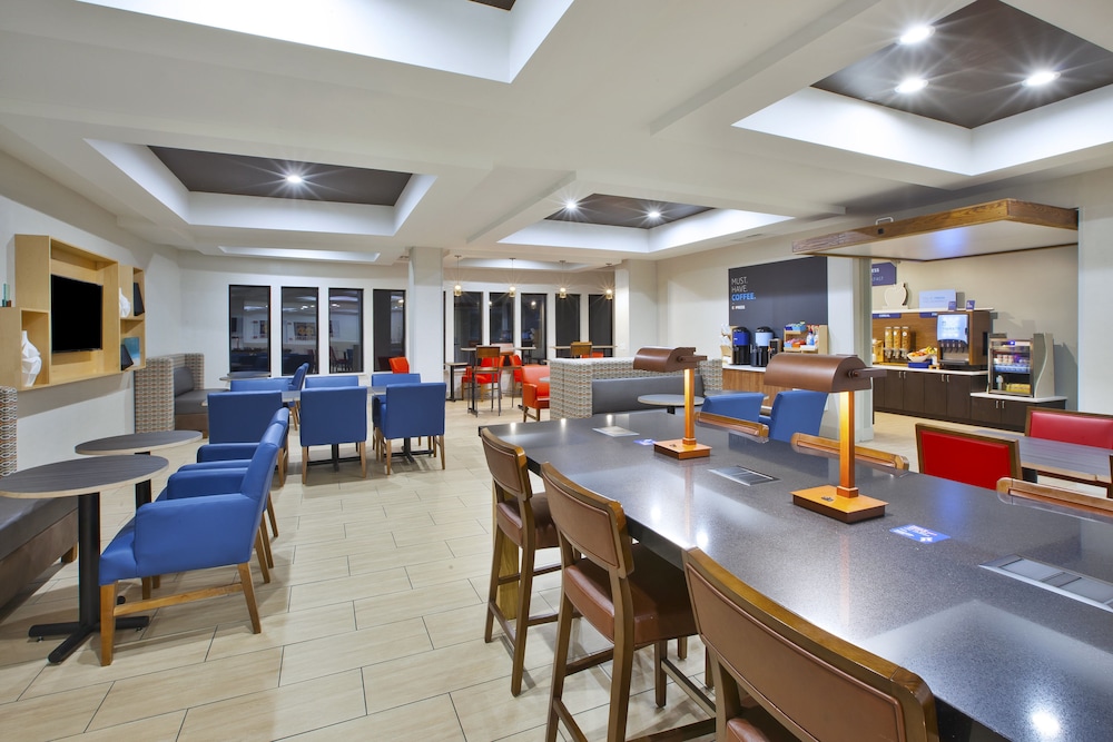 Holiday Inn Express Hotel Suites Niles 44/51