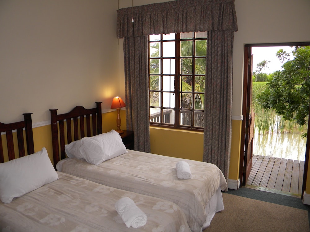 Lodge, Twin Beds