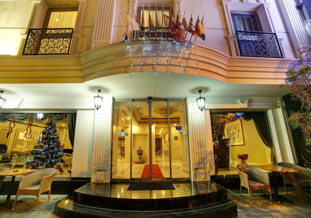 Halifaks Hotel 1/50