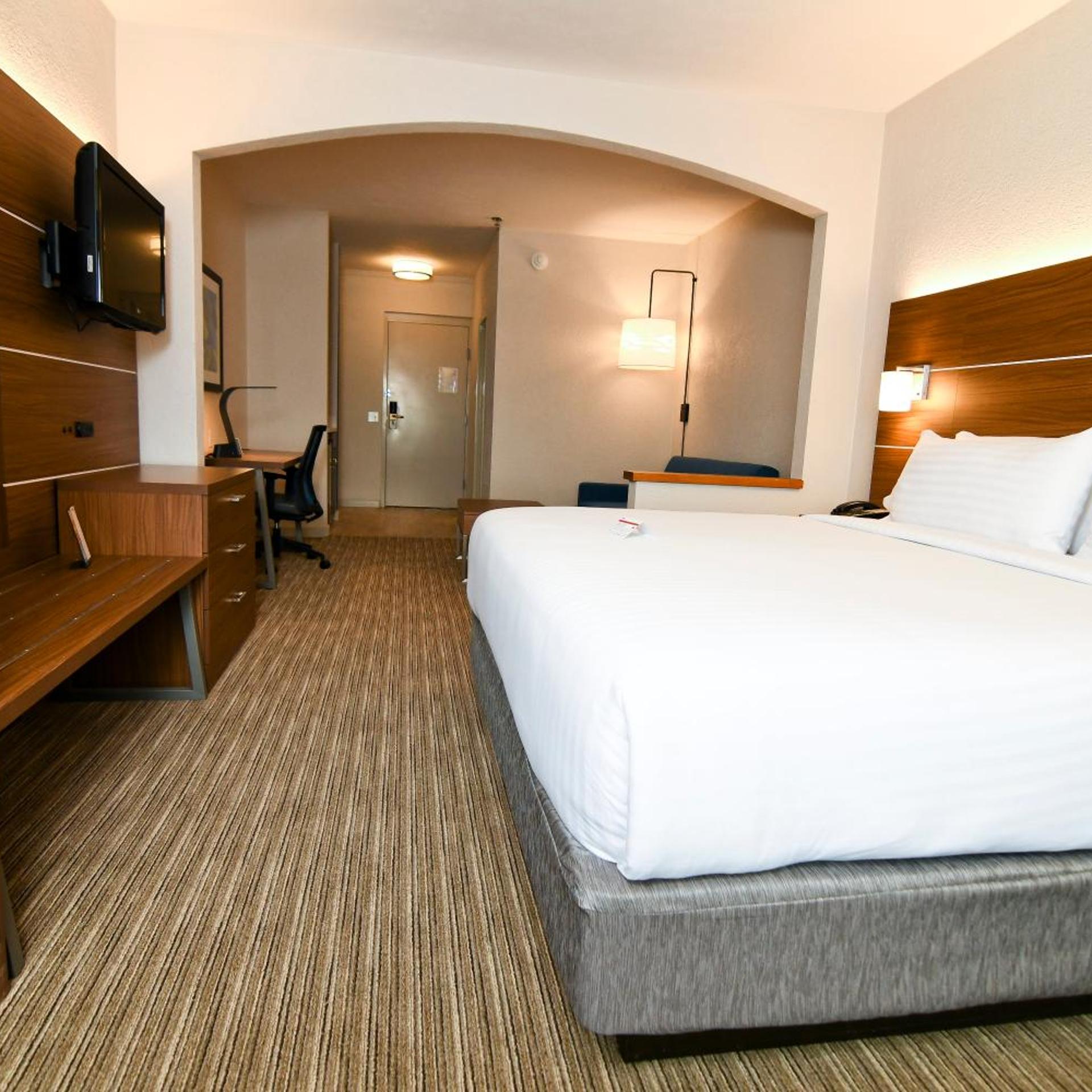 جناح بسرير كينج مع أريكة، Holiday Inn Express Hotel And Suites Port Clinton Catawba Island 3/10