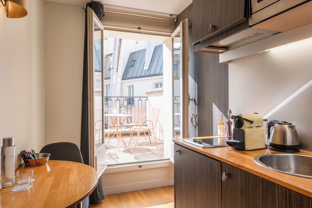 Suites and Hotel Helzear Champs Elysees 65/65