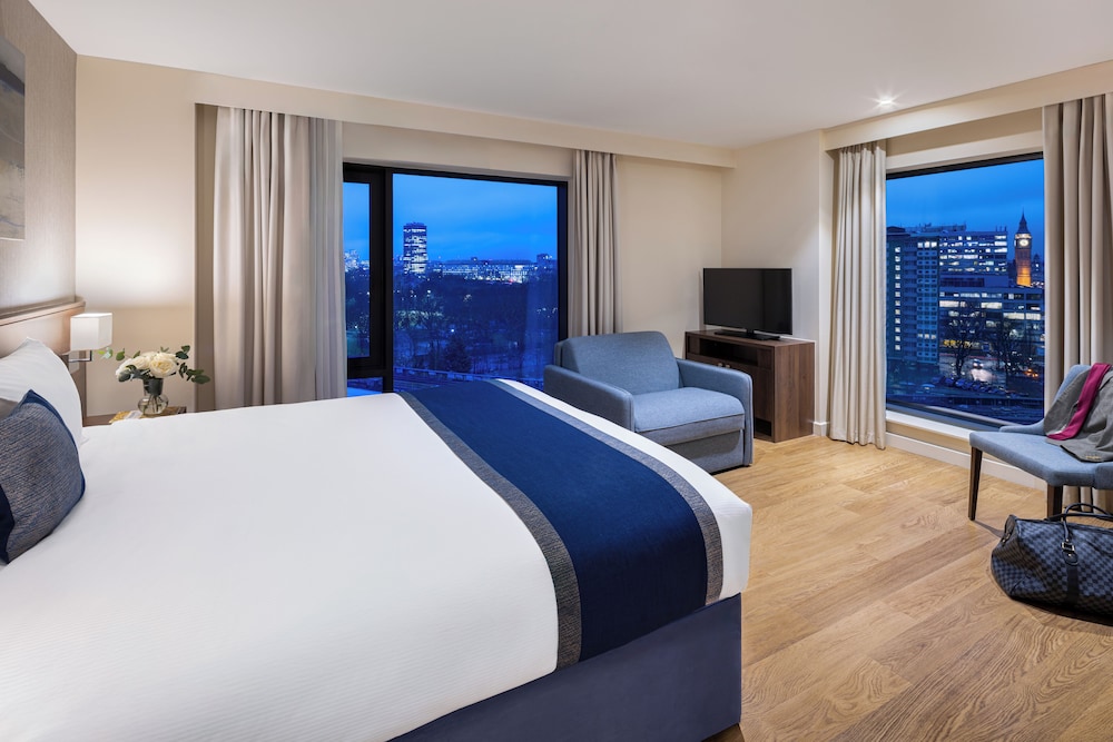 PREMIUM, STUDIO, KING BED, ACCESSIBLE