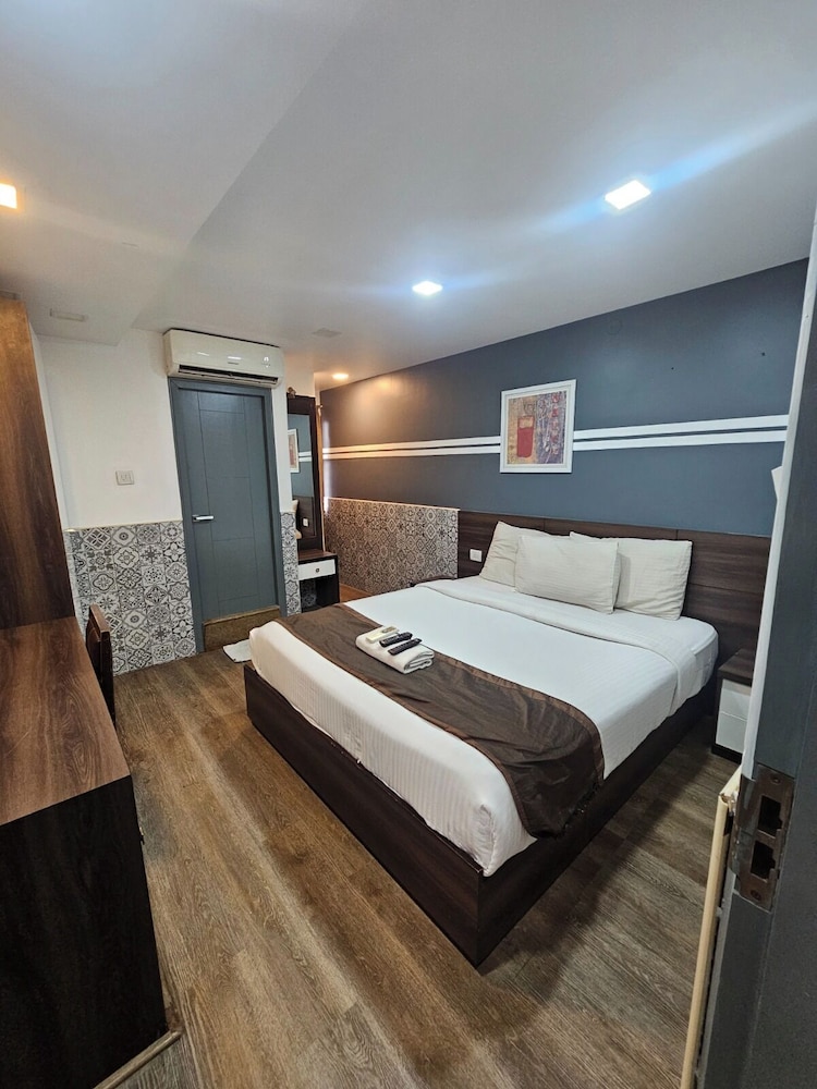 1 BEDROOM, PREMIER, DOUBLE OR TWIN BED, CITY VIEW, SMOKING