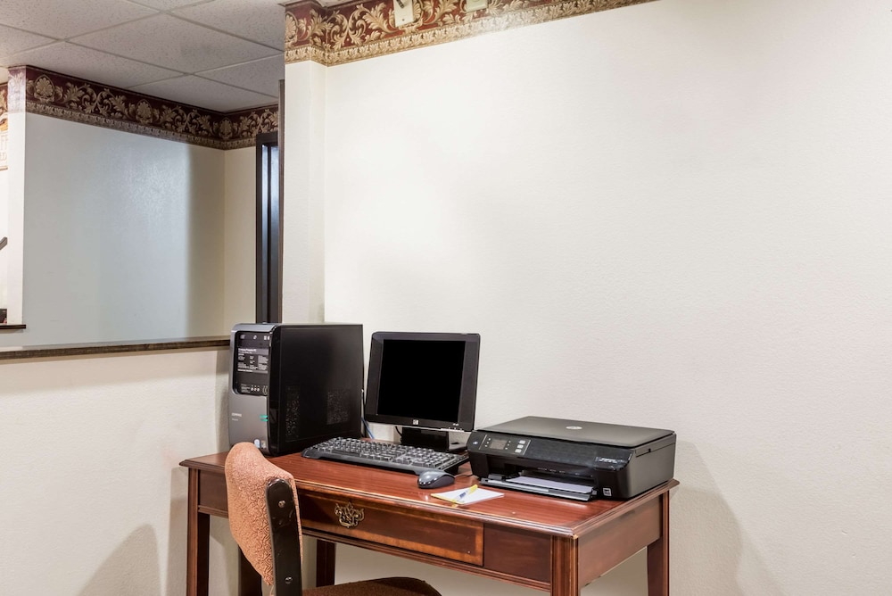 Days Inn & Suites by Wyndham Youngstown / Girard Ohio 36/39