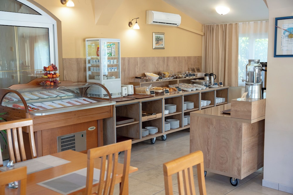 restaurant cafeteria