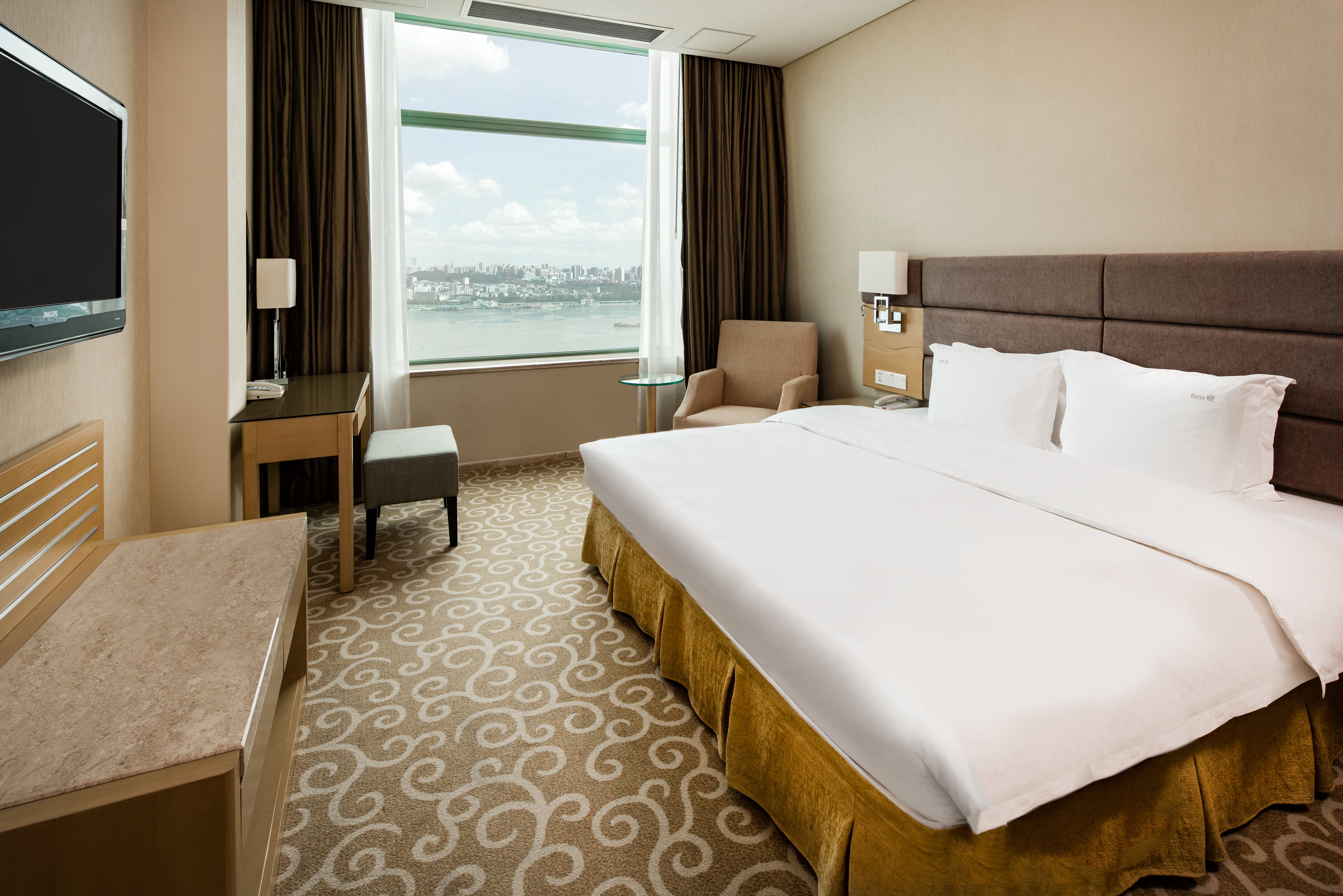 Holiday Inn Riverside 25/82
