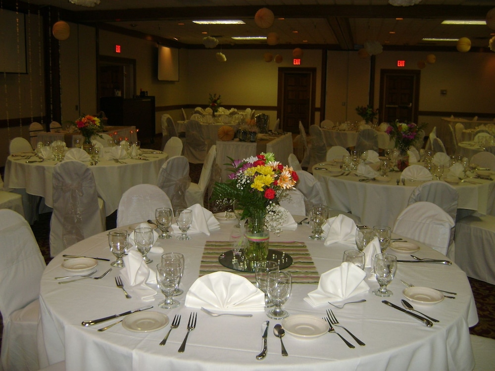 Holiday Lodge Hotel &amp; Conference Center 35/50