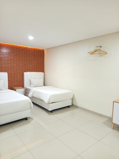 Superior, Twin Beds, No Window