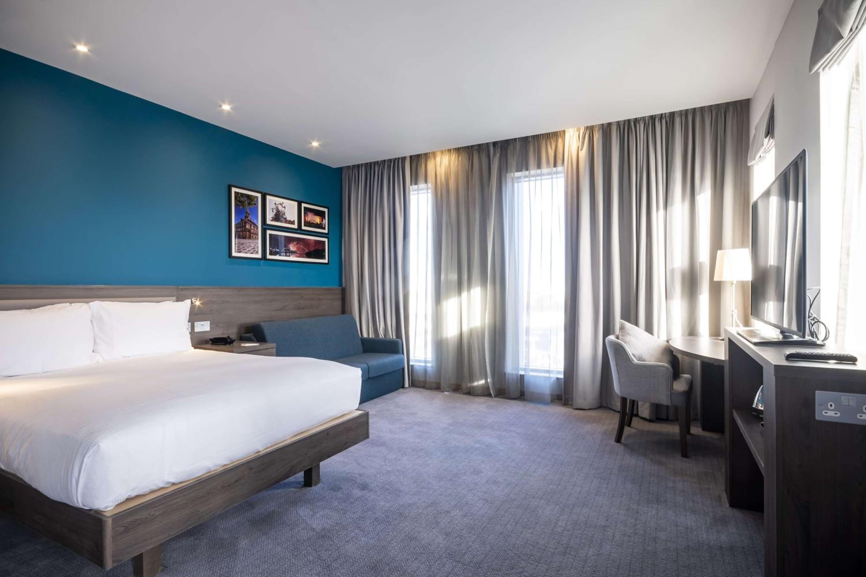 Family, Queen Bed, River View, Sofa