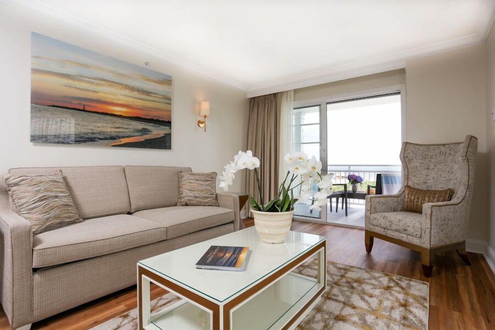 La Mer Beachfront Inn 32/38